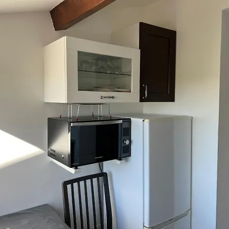 Joli Très Clair à Proximité Pour 3 Personnes La Londe-les-Maures