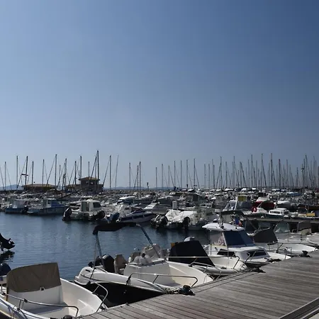 Lägenhet Joli Tres Clair A Proximite Pour 3 Personnes La Londe-les-Maures